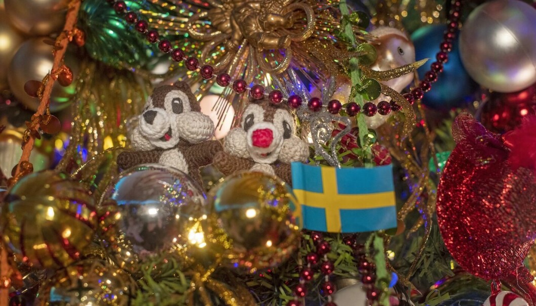 Virkade Piff och Puff i en gran.