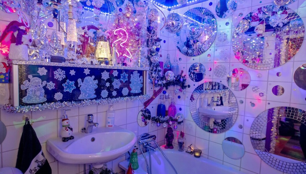 Badrummet, där med är speglar och glitter överallt.