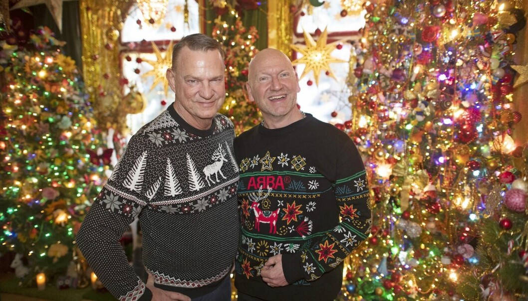 Jultröjor är förstås ett måste. Men när gästerna kommer på Glöggis är de vitklädda för att ge pyntet huvudrollen.