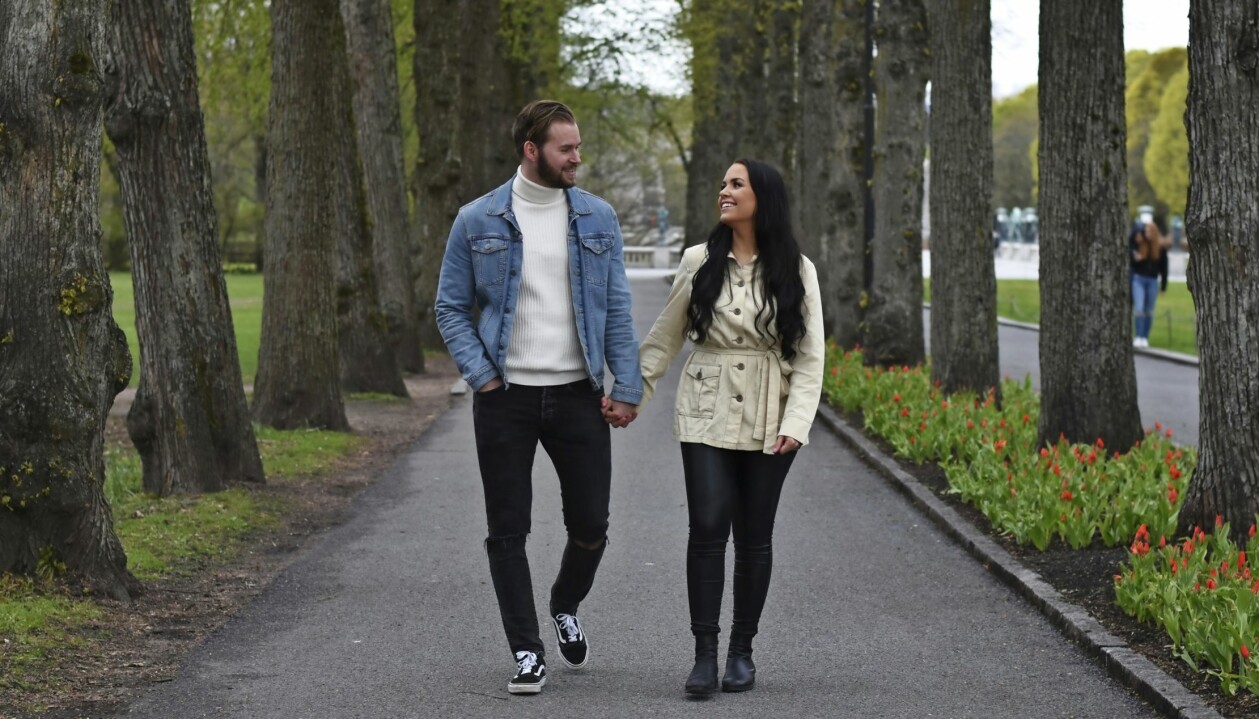 ”Hans stöd har varit ovärderligt”, säger June om sambon Thomas. Länge trodde hon att tillit och ett förhållande skulle bli omöjligt. June och Thomas tittar kärleksfullt på varandra då de går hand i hand i bland träd.