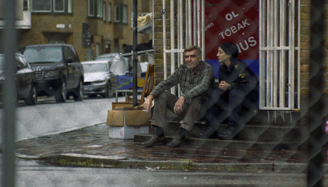 Jurek Shawka och Gizem Erdogan som morfar Jurek och Leah. Jurek Sawka och Gizem Erdogan i rollerna som Jurek och Leah i tv-serien Tunna blå linjen.