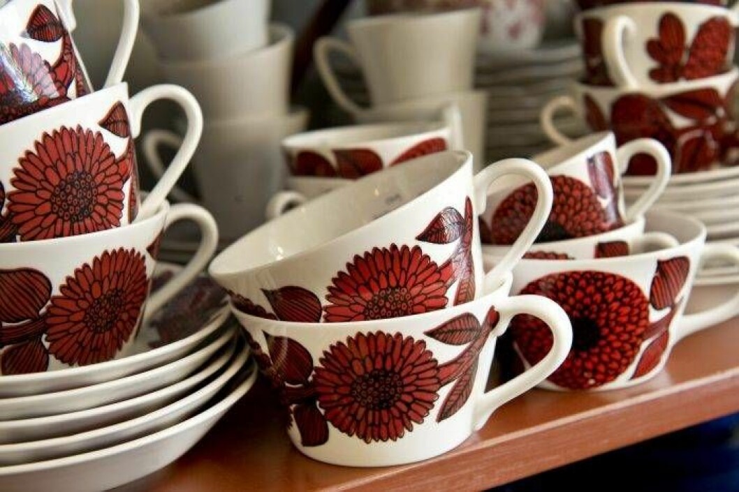 Vita kaffekoppar med stora röda aster-blommor, av Stig Lindberg.
