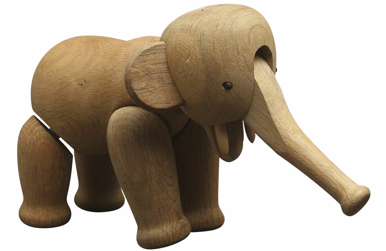 Rörlig snabel och rörliga ben. Elefanten finns att köpa ny för ca 1 300 kr, det här originalet från mitten av 1900-talet, ca 13 cm hög, fyndades på auktion 950 kr på Auktionshuset Kolonn. Foto: Rosendahl Design Group Kaj Bojesens elefant i trä.