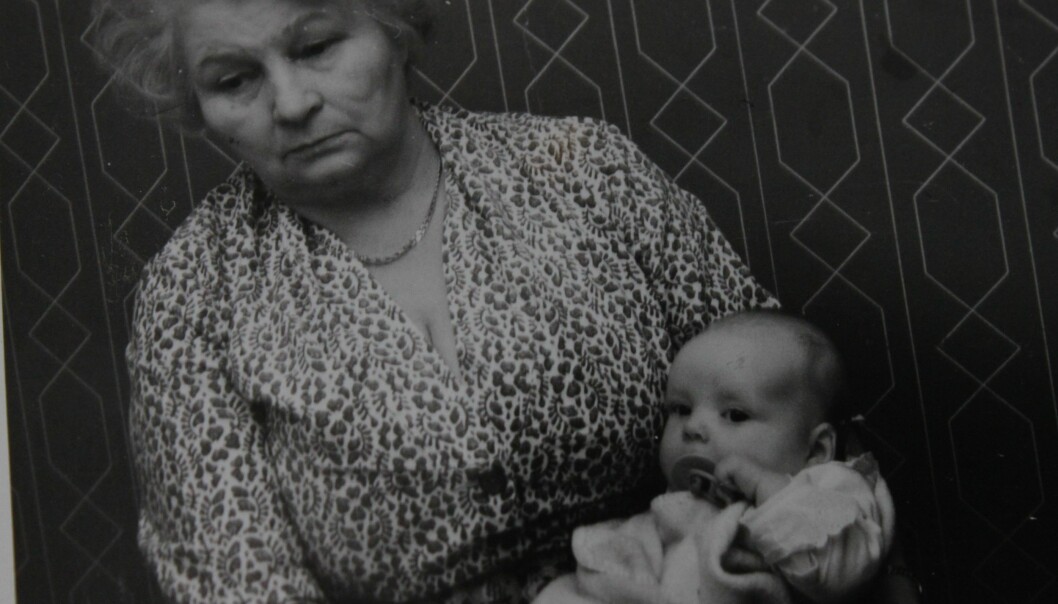 Kalle Moraeus beskriver sin mormor som varm och kärleksfull. Mormor Olga var en viktig person i Kalle Moraeus liv, inte minst när hans mamma blev sjuk och dog.