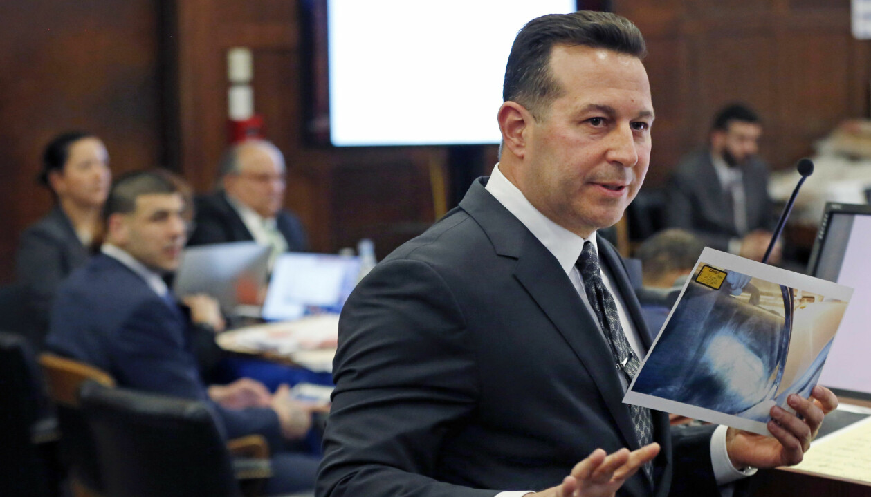 Stjärnadvokaten Jose Baez skötte Caseys försvar i rätten. På bilden är det dock Aaron Hernandez han företräder. Kändisadvokaten Jose Baez