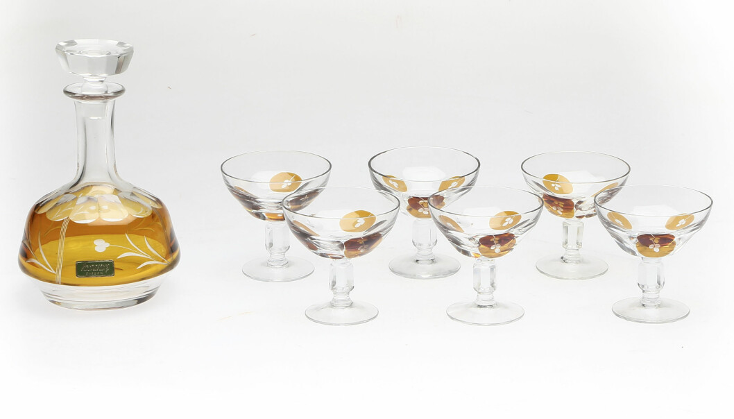 Den här karaffen med sex glas från Hovmantorp kunde ropas in för 350kr hos Kalmar Auktionsverk 2019. En karaff och sex glas med guldfärgat mönster.