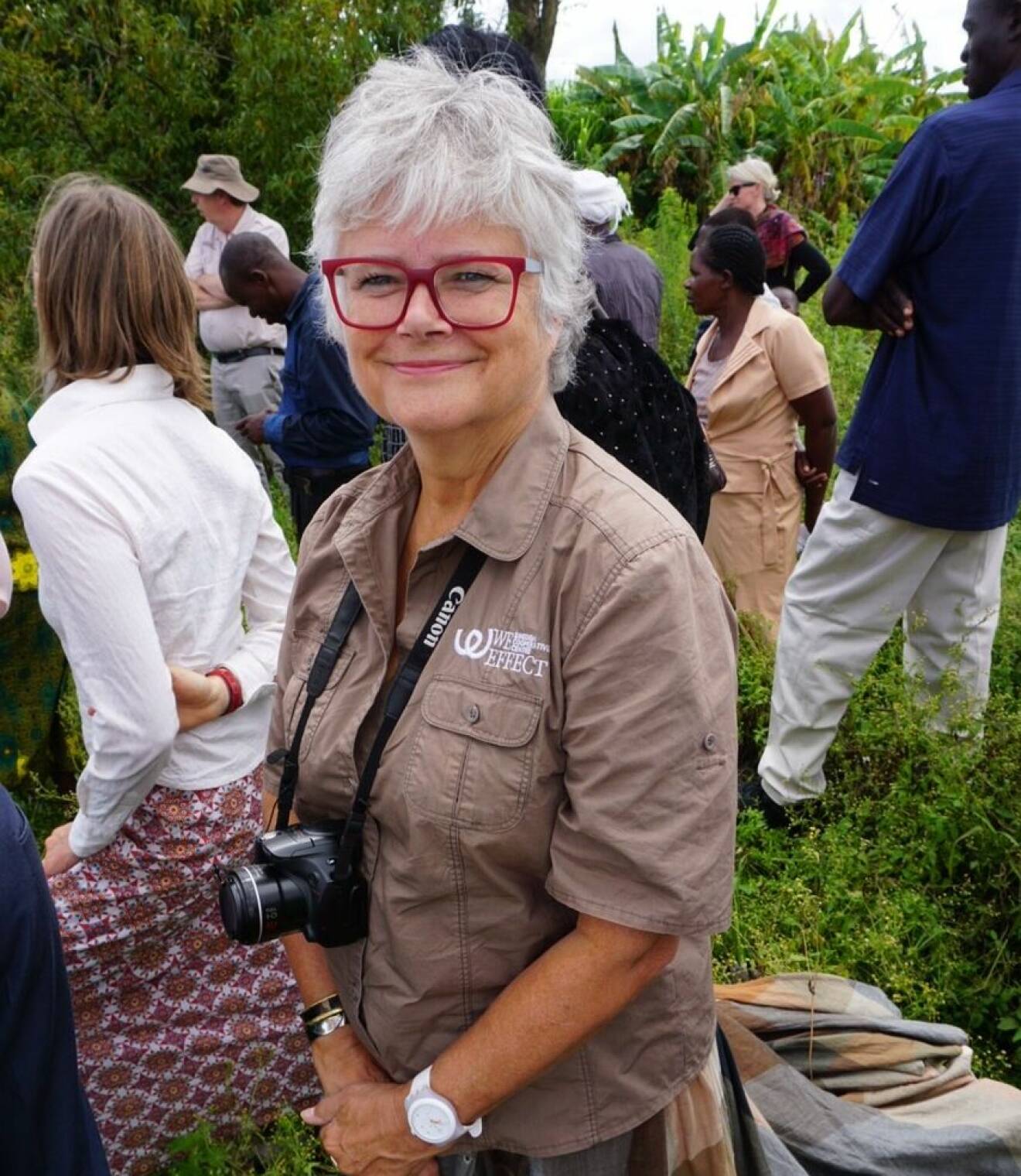 Yngre Karin Alfredsson med kamera, på uppdrag i Zambia.