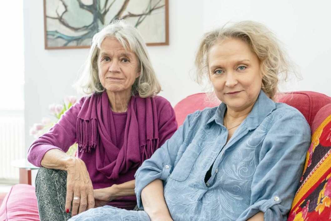 Vännen och författaren Karin Thunberg finns med under vår intervju och stöttar. Foto: Jennifer Glans Karin Alvtegen och vännen Karin Thunberg