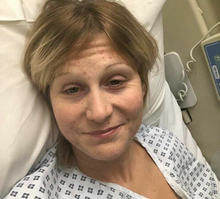 Karin Eriksson i sjukhuskläder efter att ha opererats för sin endometrios i London 2018.