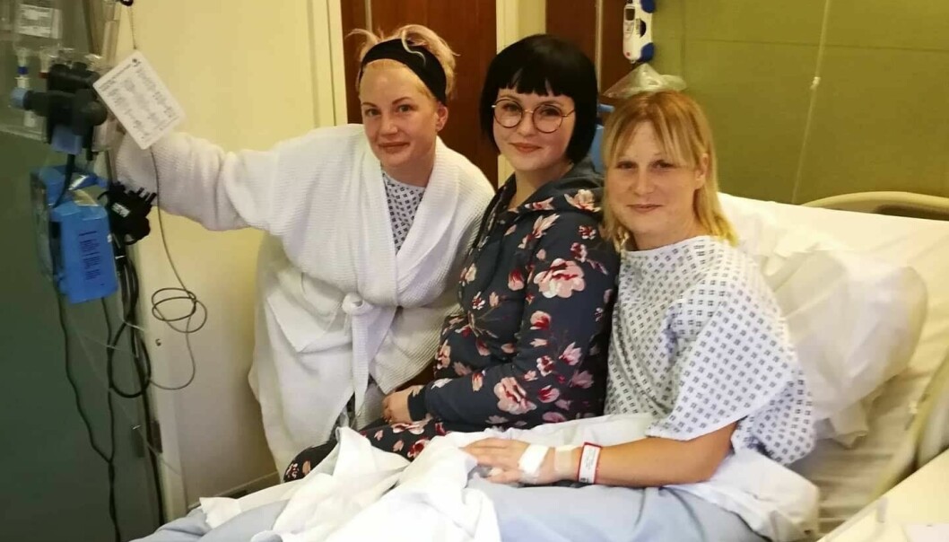 Karin tillsammans med Lina Olofsson och Ilina Andersson, två av de andra svenskorna som sökt sig till London samtidigt för behandling. Karin Eriksson, Lina Olofsson och Ilina Andersson på Princess Grace Hospital i London.