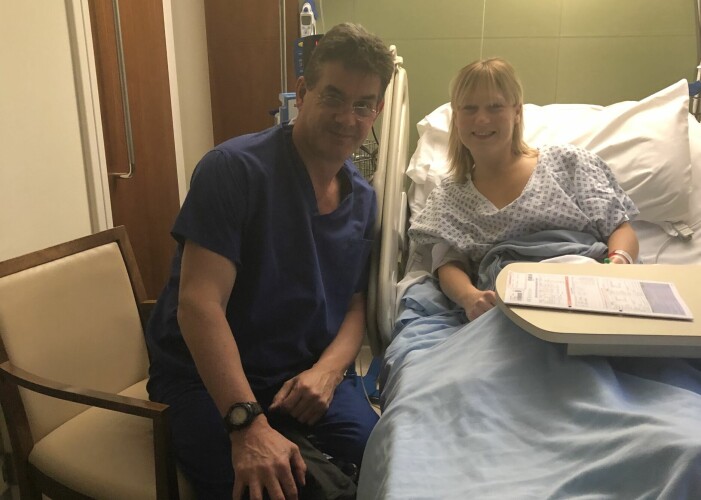 Karin tillsammans med kirurgen och specialisten Peter Barton-Smith som utförde operationen i London. Karin Eriksson i sjukhussängen tillsammans med specialisten och kirurgen Peter Barton-Smith i London.
