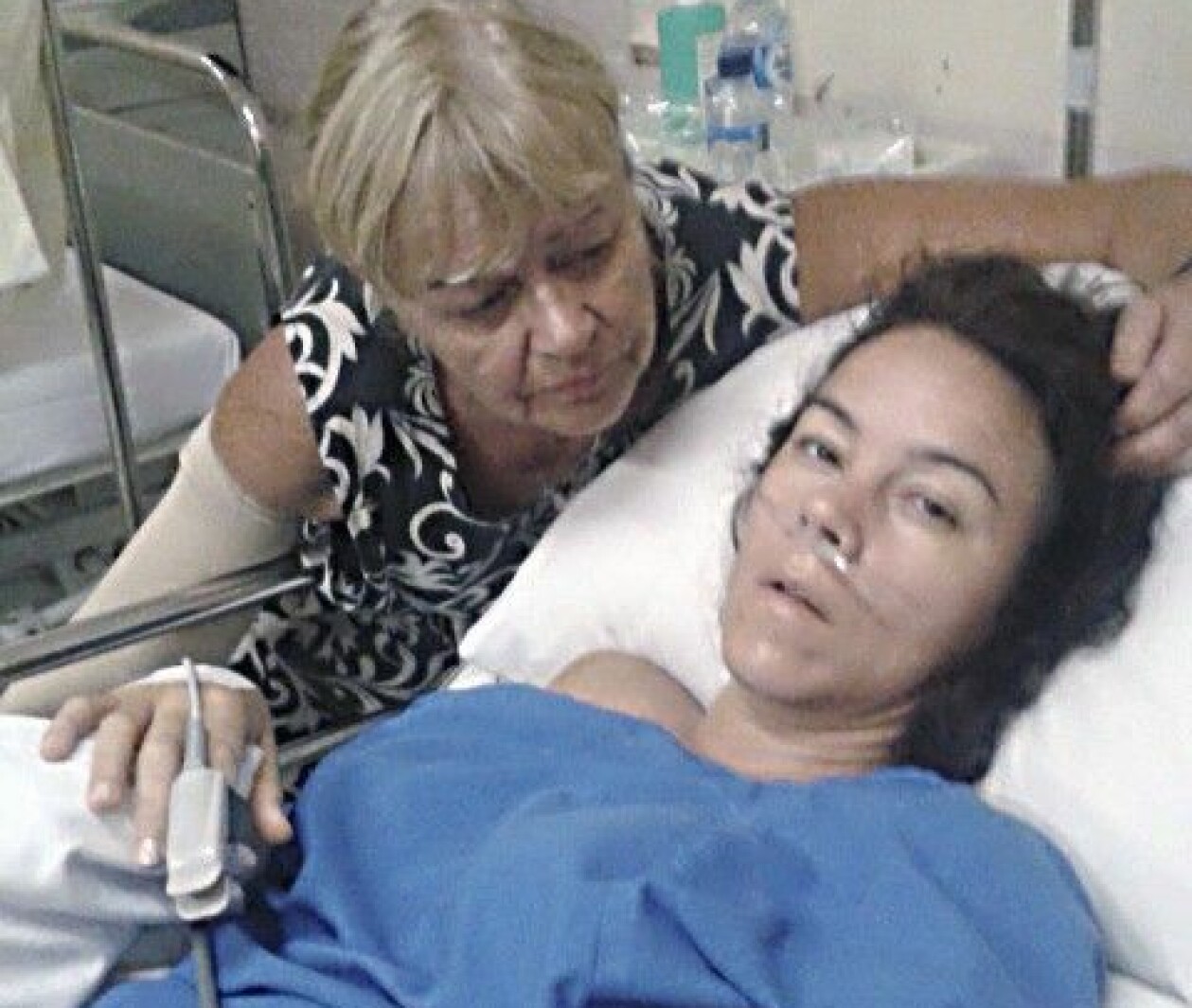 Det blev ett kärt återseende när Karin fick träffa sin mamma igen. Karin har vaknat upp efter operationen i Bali, ligger i en sjukhussäng och bredvid henne sitter hennes mamma som kommit från Sverige