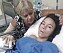 Karin har vaknat upp efter operationen i Bali, ligger i en sjukhussäng och bredvid henne sitter hennes mamma som kommit från Sverige