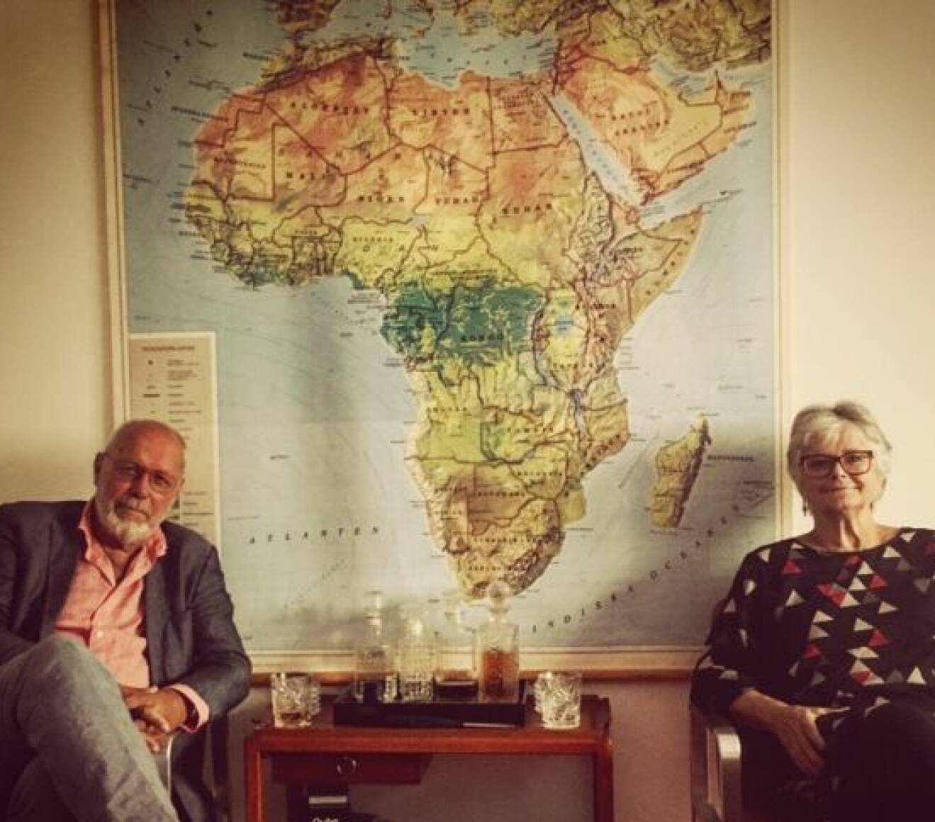 Karin Alfredsson och Janne Andersson sitter framför en stor Afrikakarta.
