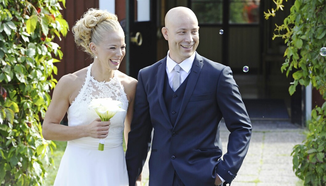 Peter och Karin ville båda leva fullt ut trots den svåra sjukdomen. Deras bröllop den 24 augusti 2013 blev en hyllning till livet och kärleken. Foto: Privat Karin och peter på sin bröllopsdag.
