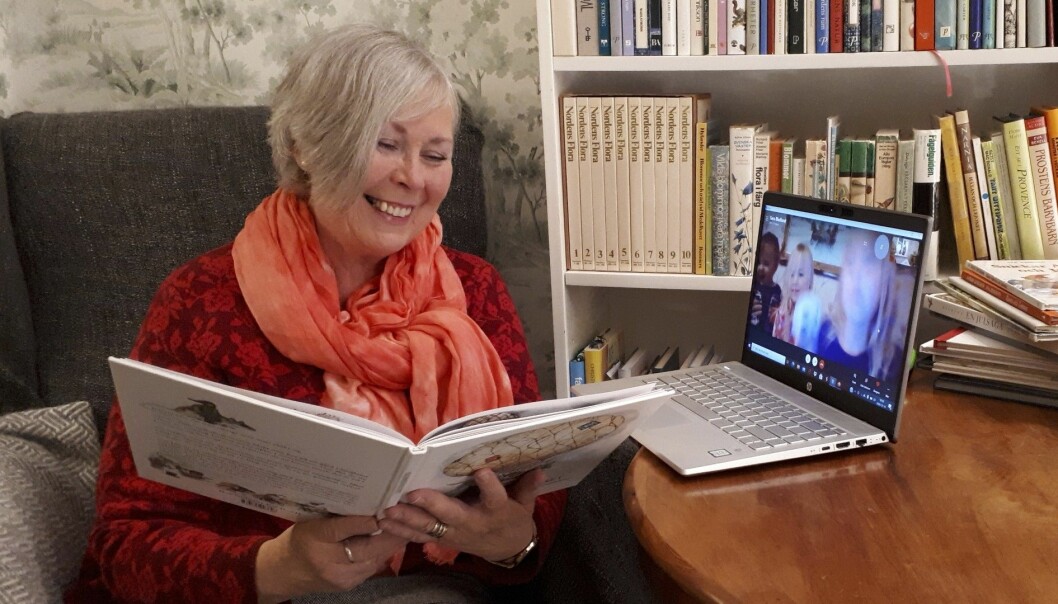 Karin läser sagor för dina barnbarn via Skype vilket var väldigt uppskattat. Karin sitter hemma vid ett bord läser sagor via Skype för sina barnbarn som bor någon annanstans.
