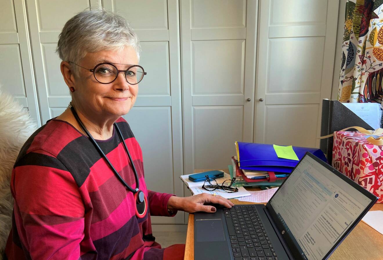 Karin Alfredsson skriver på sin laptop.