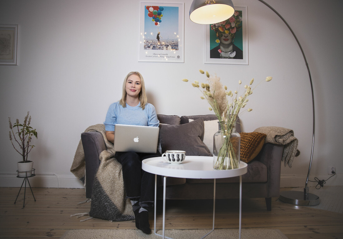 Karin Söderberg stöttar unga nyanlända tjejer via organisationen Tjejzonen. Karin Söderberg jobbar ideellt inom Tjejzonen. Här sitter hon i soffan hemma i sin lägenhet i Stockholm.
