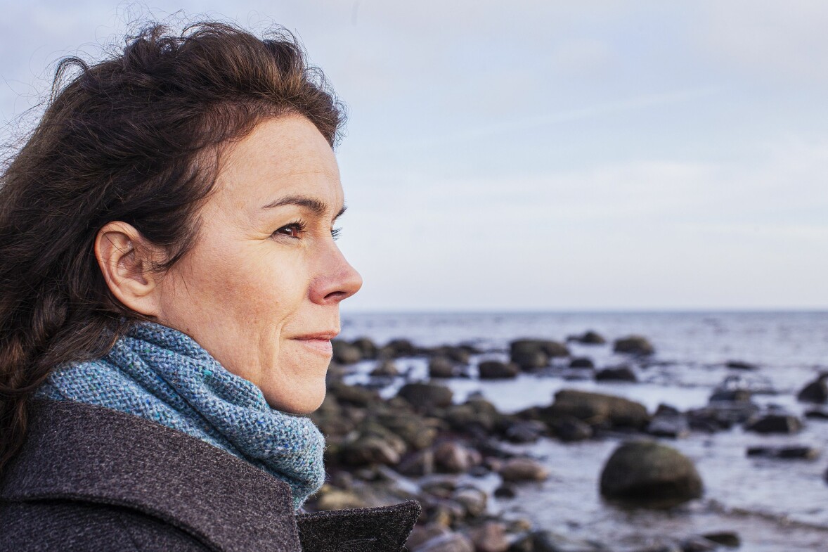 Karin har knappt några minnen från när hon var som sjukast. Karin står vid stranden, blickar ut över havet och berättar hur livet förändrades efter hon drabbades av utomkvedshavandeskap