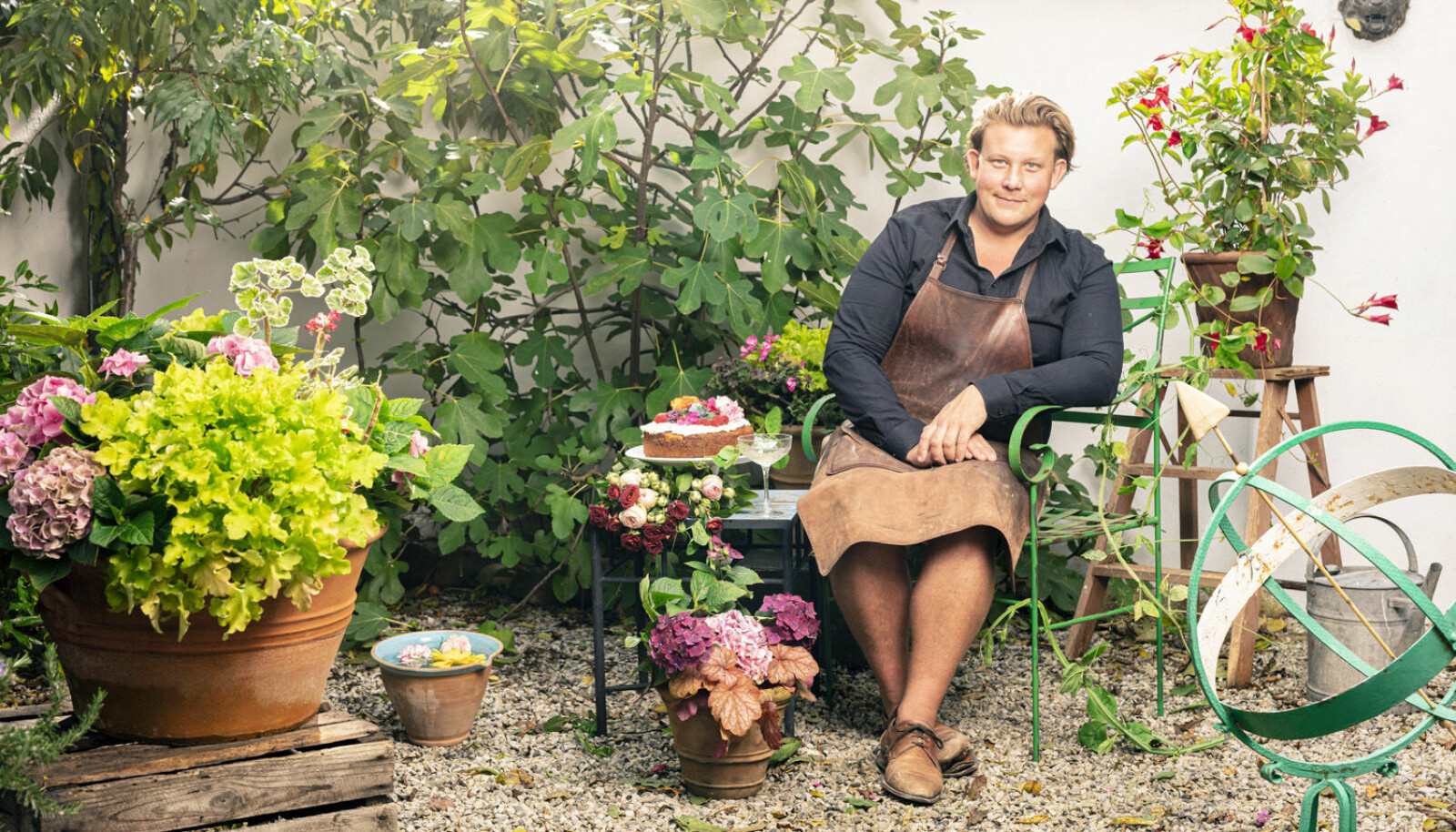 Karl Fredrik Gustafsson dyker snart upp i tv-rutan med ett helt nytt trädgårdsprogram. Foto: Jakob Dahlström/TV4 Karl Fredrik Gustafsson sitt bland blommorna hemma på gården Eklaholm på Österlen.
