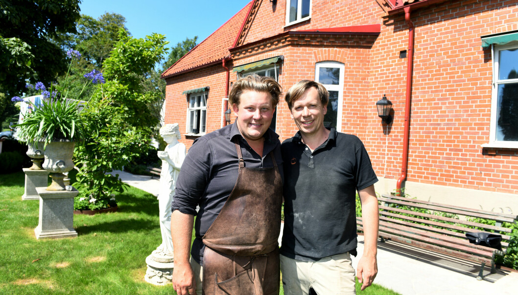 Karl Fredrik och Petter utanför Eklaholm på Österlen