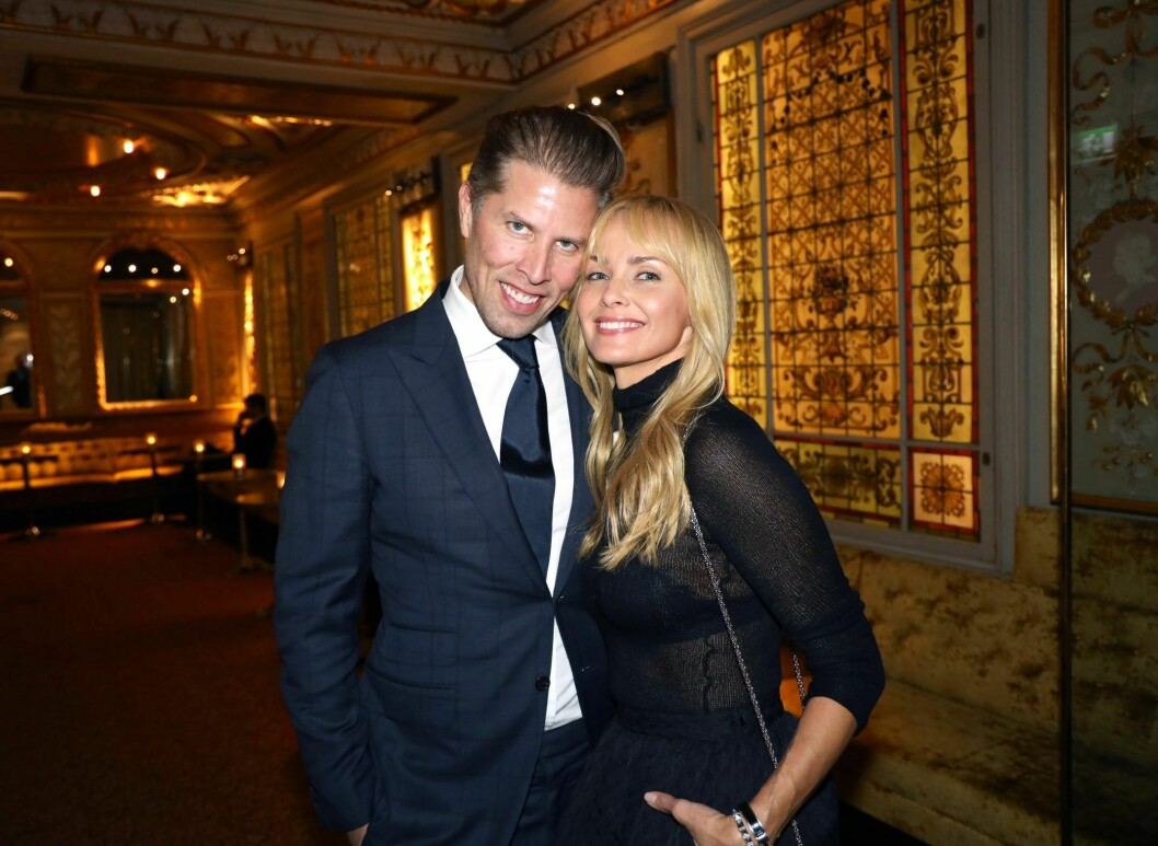 2018, på en välgörenhetsmiddag för Zelmerlöw & Björkman Foundation i Stockholm, var första gången Izabella visade upp kärleken Karl Rosengren. Ett år senare gifte de sig. Izabella och Karl står på röda mattan ihop.