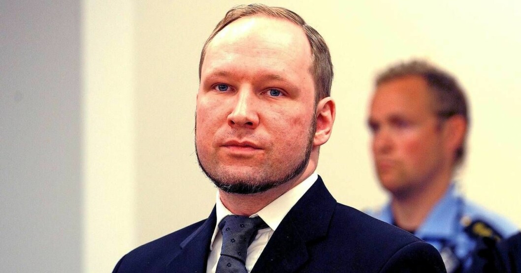 Anders Behring Breivik låg bakom terrordådet i Norge där 77 människor miste livet. Nu får han kärleksbrev i fängelset – dagligen. Terroristen Anders Behring Breivik i rättssalen.