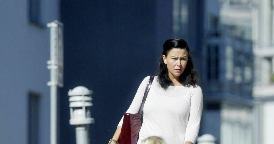 Johanna Möller dömdes för mord och mordförsök på sina föräldrar. Nu möts hon av kärlek i fängelset – från bland annat unga män på utsidan. Den dömda mördaren Johanna Möller på promenad.