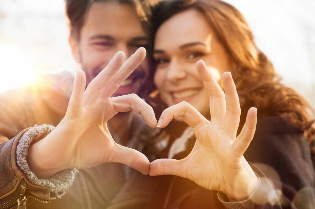 En relation blomstrar ofta upp när man lär sig om språken. Ett förälskat par formar ett hjärta med handen