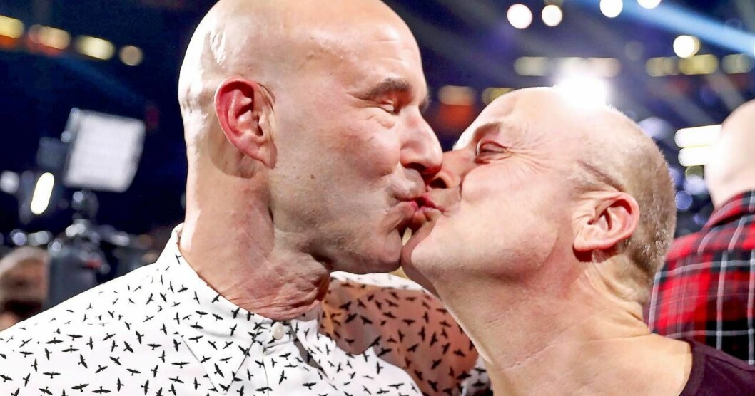 Mark Levengood och Jonas Gardell vet hur man gör för att visa varandra kärlek. Foto: Stefan Jerrevång/Aftonbladet/TT Mark Levengood och Jonas Gardell kysser varandra.
