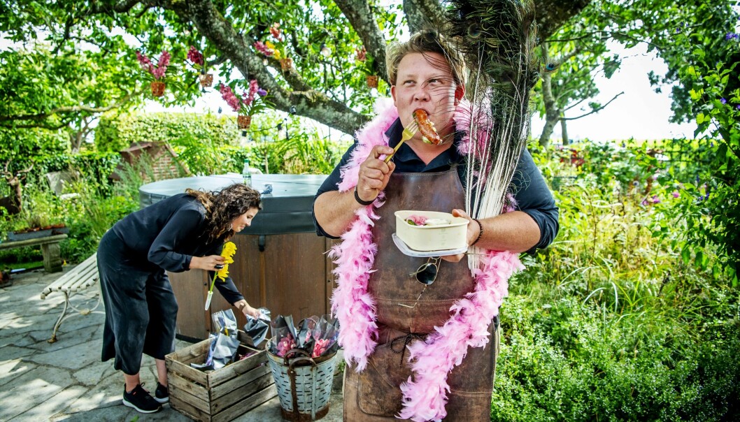 En boa runt halsen, påfågelsfjädrar under armen och en korvlunch i farten. Inget konstigt alls när det gäller Karl Fredrik. Karl Fredrik har en fjäderboa om halsen när han äter en korv som lunch.
