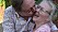 Kary kysser en leende Susanne innerligt på kinden