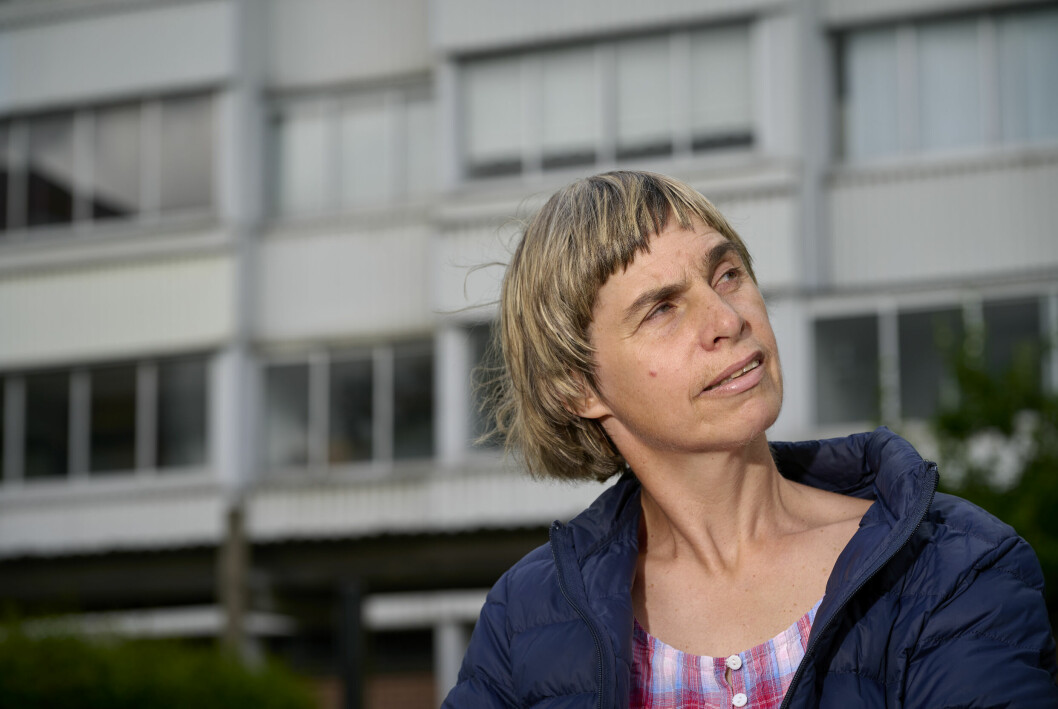 Katarina tittar bort från kameran och ser ut att tänka på något.