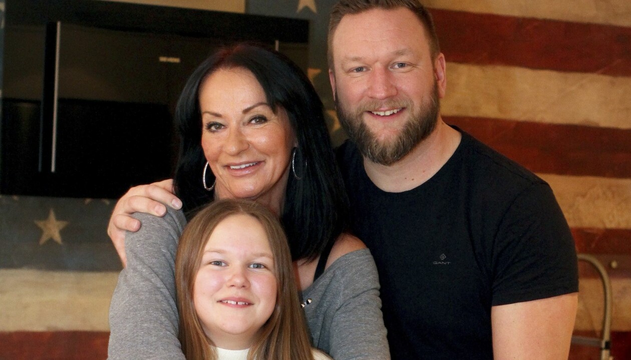 Efter ett år isär återförenades familjen och renoverade huset i nya färger. Katarina, Rickard och dottern Cazandra.