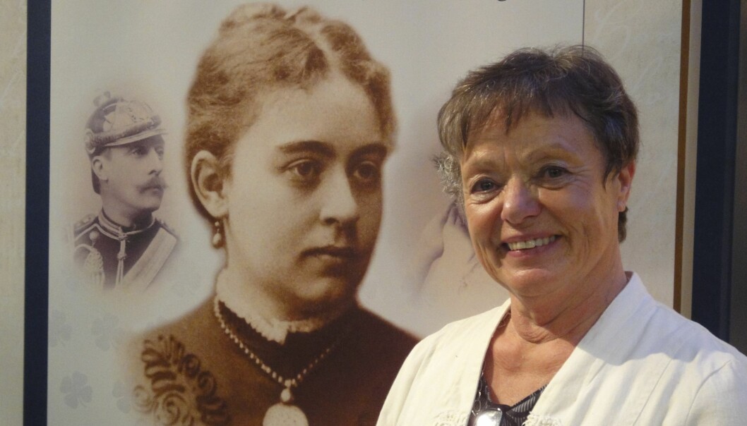 Kathinka Lindes farmors mor hette Lycka Sparre och var gift med Sixten Sparre. Kathinka Lindhe står bredvid en bild av sin farmors mor Lycka Sparre som blev lämnad av Sixten Sparre när han rymde med Elvira Madigan.