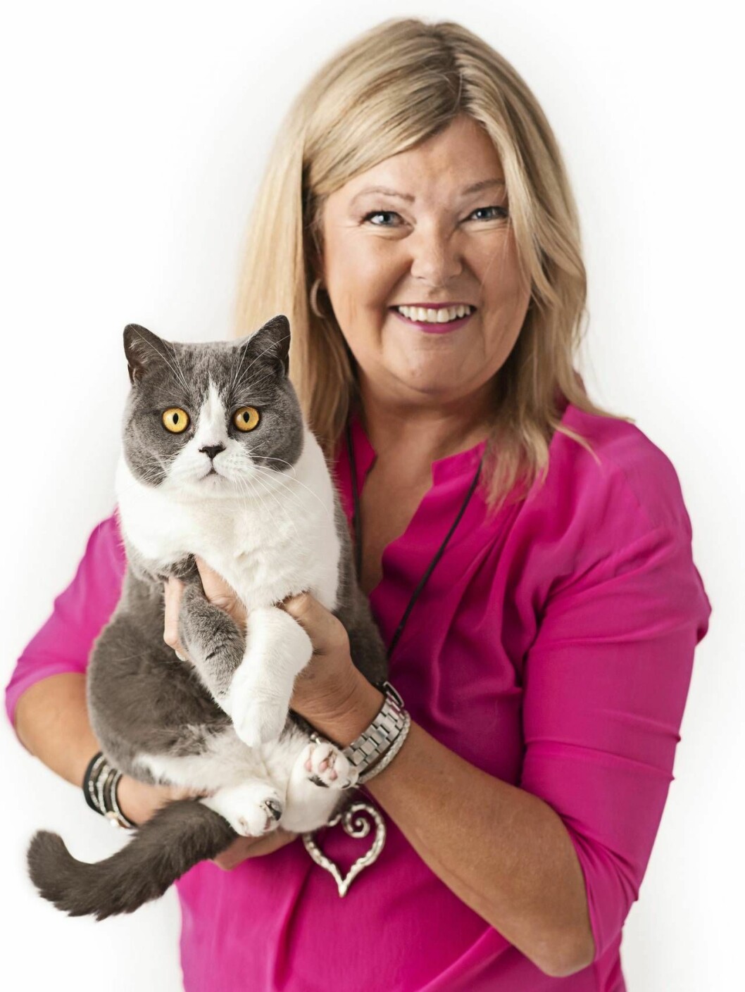 Susanne Hellman Holmström har skrivit boken <em>Om katten själv får välja</em>, som handlar om katters olika personlighetstyper. Porträtt av kattpsykologen Susanne Hellman Holmström – här tillsammans med en katt