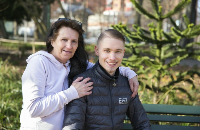 Annette ser tydligt hur Kenny har förändrats. – Han har en helt annan syn på livet och är mer öppen med sina känslor, säger hon. En mamma håller sin son om axlarna, båda ler.