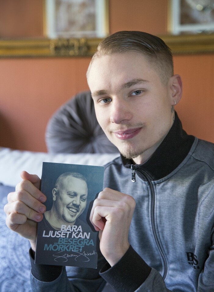 När Kenny läste rapparen Sebastian Staksets bok i fängelset hände något som förändrade honom i grunden. En ung man håller upp en bok av Sebastian Stakset.