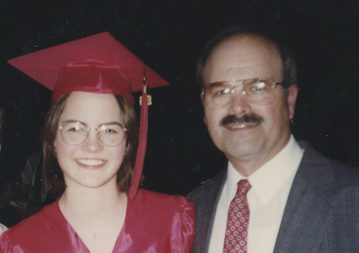 Kerri med sin pappa Dennis Rader på sin examen. Scoutledaren och kyrkomannen Dennis ansträngde sig för att vara en "all american dad". Kerri Rawson student