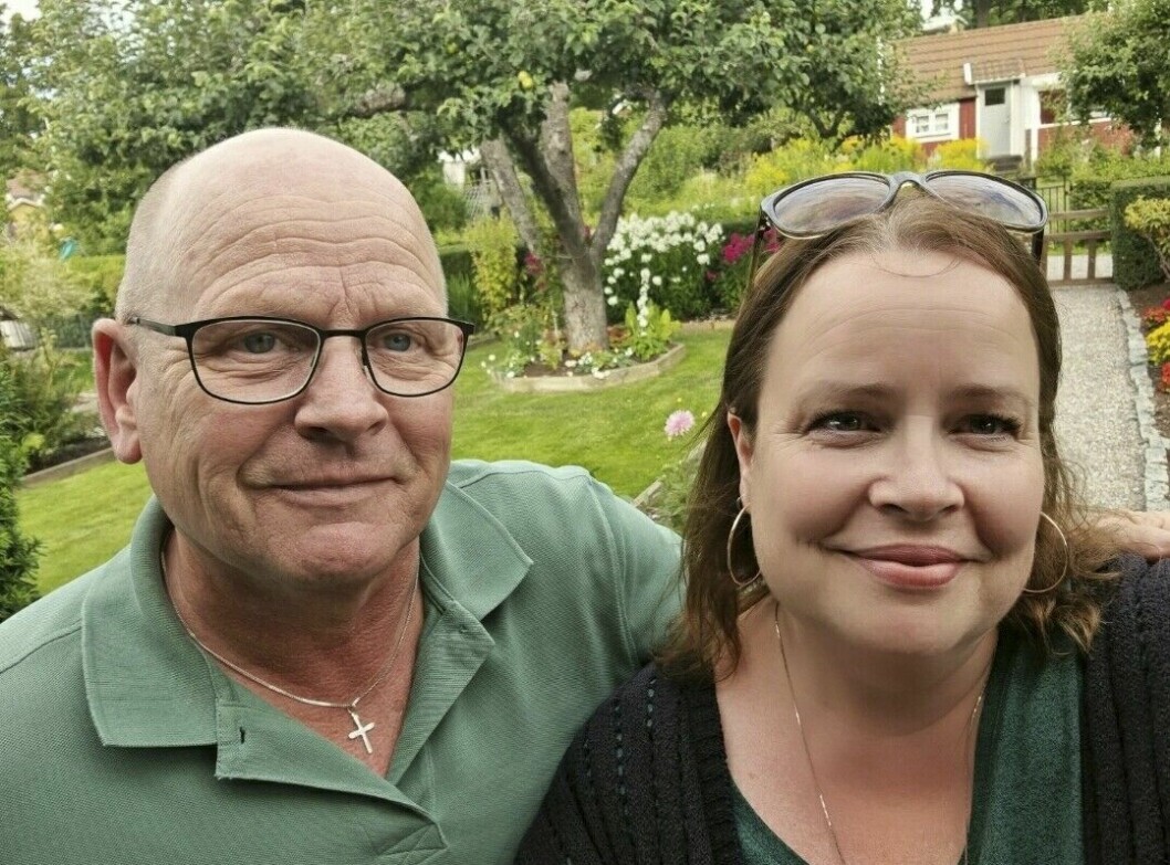 Kerstin Eklund hittade sin morbror Hasse. Hasse håller armen om Kerstin och i bakgrunden syns en vacker trädgård och ett litet rött trähus med vita fönster.