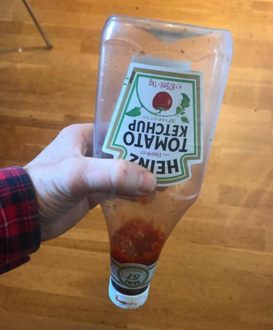 Irriterande med en skvätt kvar. Så tömmer du ketchupflaskan. Foto: Henrik Högström Så tömmer du ketchupflaskan