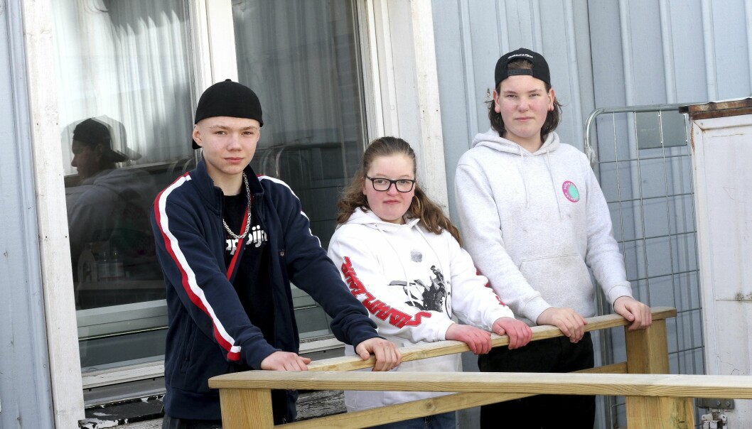 Kevin, Emilia och Casper kan andas ut efter den dramatiska branden. Kevin, Emilia och Casper står vid trappan till huset och berättar om den dramatiska kvällen när det började brinna i Caspers rum.