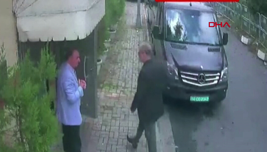 Jamal Khashoggi går in på konsulatet för att hämta dokument i oktober 2018. Övervakningsbilder från saudiska konsulatet i Istanbul där Jamal Khashoggi går in.