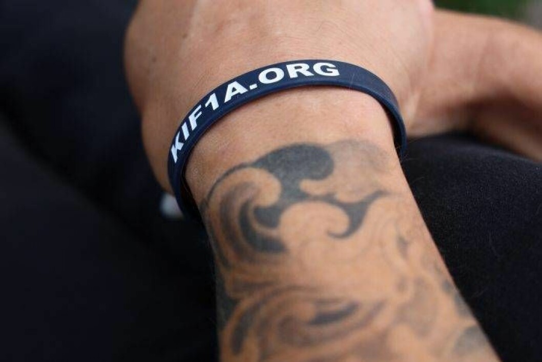 Rickard bär KIF1A-nätverkets armband. Foto: Cecilia Ahle Rickard Lundqvist bär armband för att stötta kif1a-organisationen.