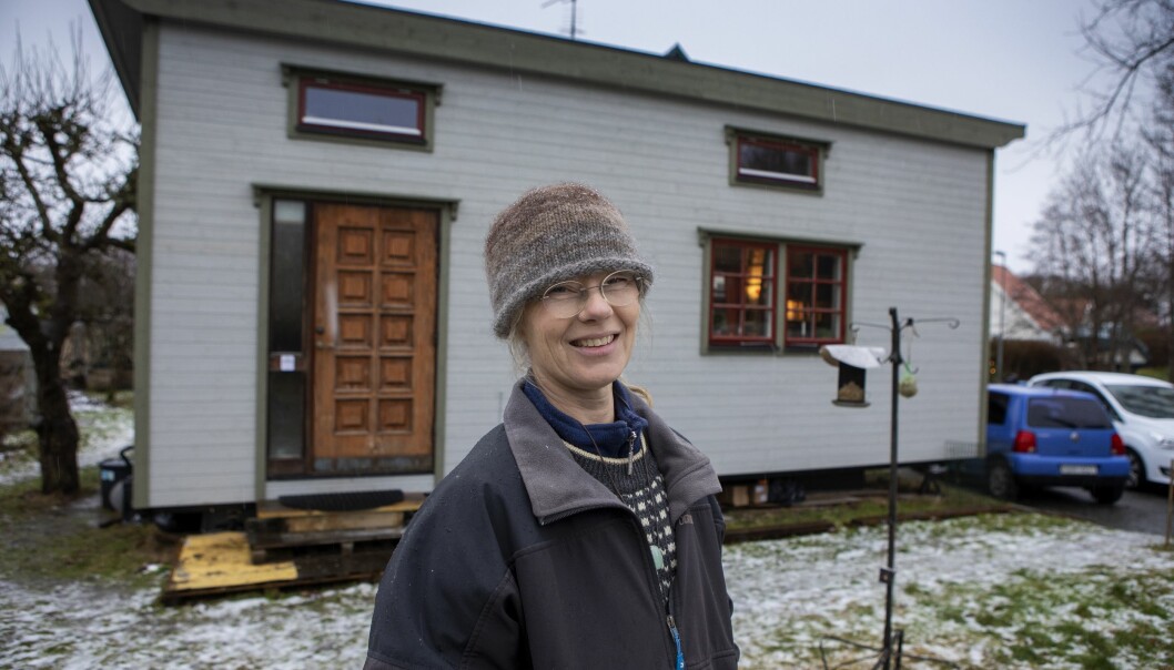 Kim de Bruin utanför sitt tiny house