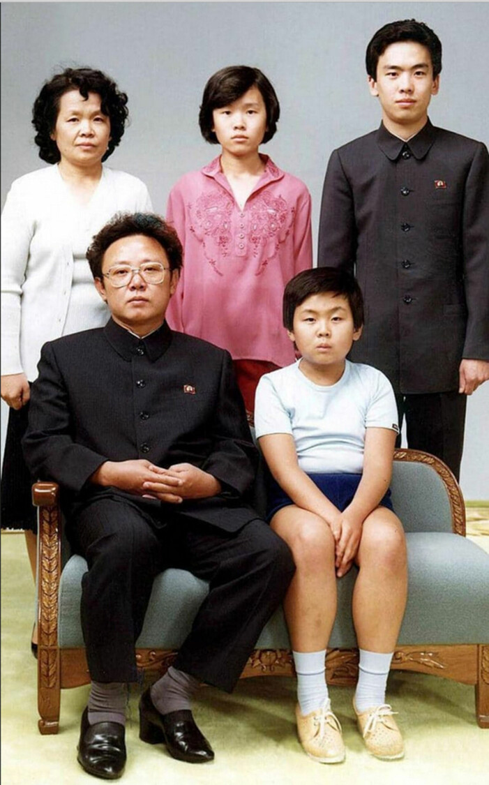 Kim Jong Il med äldste sonen Kim Jong Nam längst fram på ett familjefoto. Sonen var under en period tänkt som tronarvinge. Click to add image caption Familjefoto Kim Jong Nam