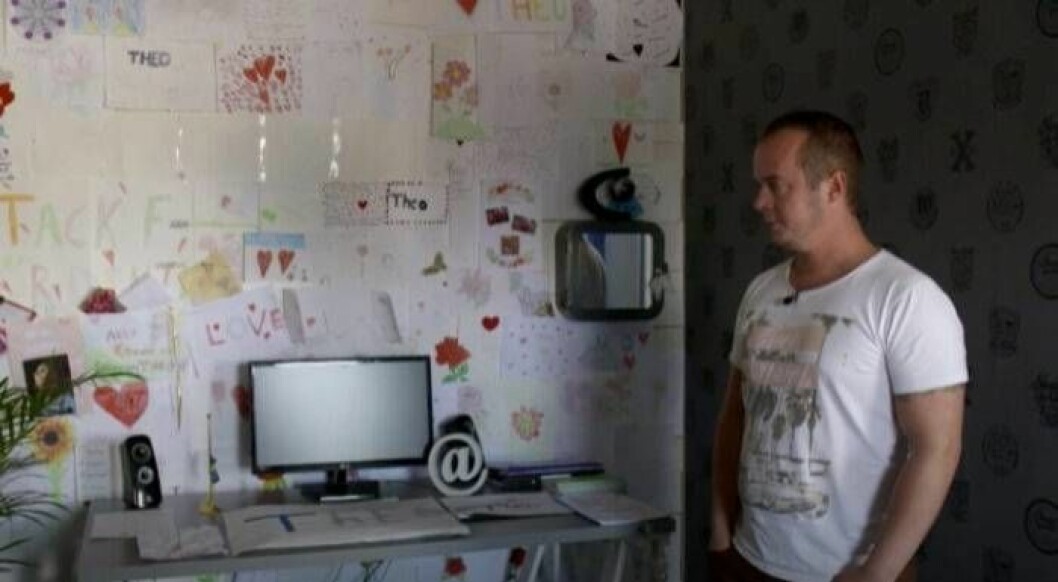 Väggen i Theos rum är fylld av kärlekshälsningar från hans kompisar. Pappa Kim är förkrossad. Foto: Kanal 5 Theo, 11, dog av farliga strypningsleken