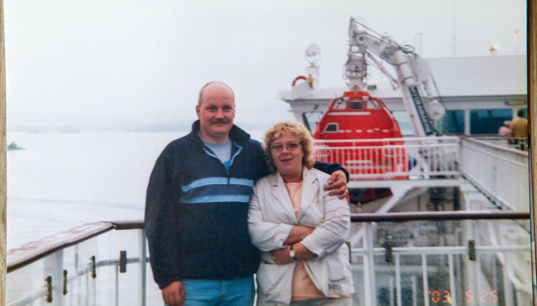 Efter bröllopet gick bröllopsresan till Oslo. ”Jenny räddade mig från tillvaron som enstöring.”, säger Kim. Kim och Jenny står ute på däck på en färja.
