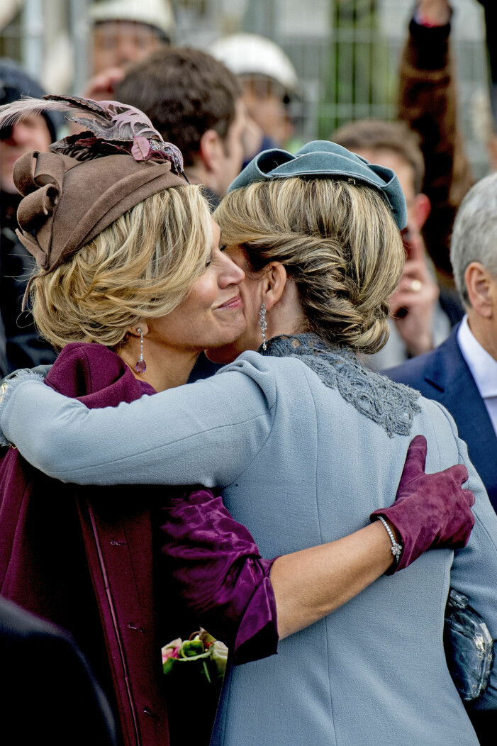 Drottning Maxima och drottning Mathilde kindpussar varandra