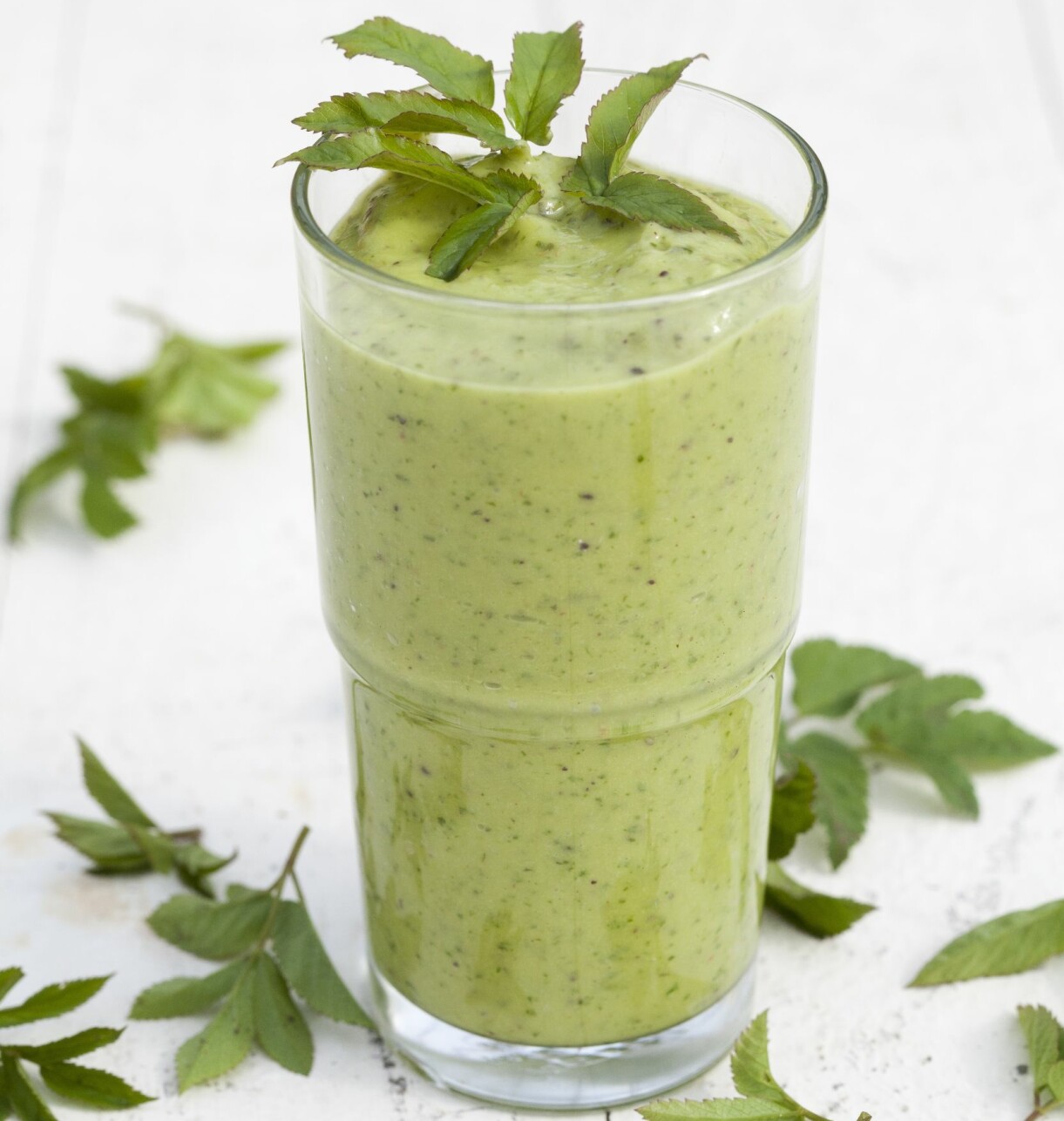 En grön smoothie gjord på kirskål.